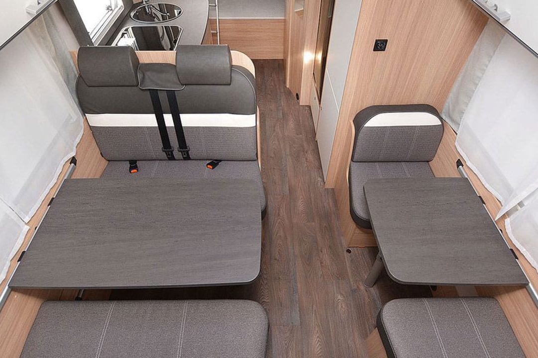 Intérieur du camping-car Sunlight A72 loué à Rennes