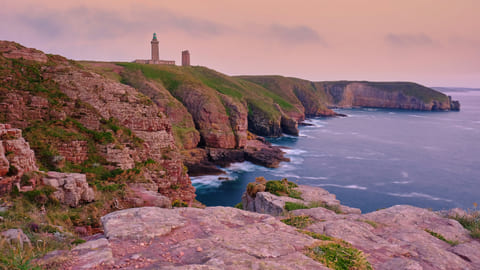 Le phare et les falaises du cap Fréhel au bord de la mer