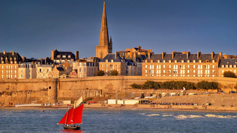 Les remparts de Saint-Malo vus de la mer au coucher du soleil